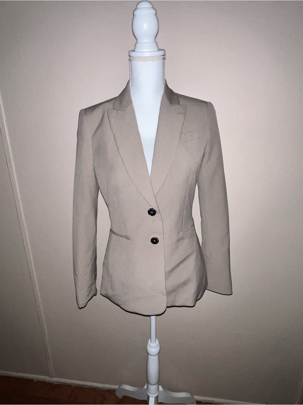 Tahari: Arthur S. Levine beige tailored blazer in a Size 2
